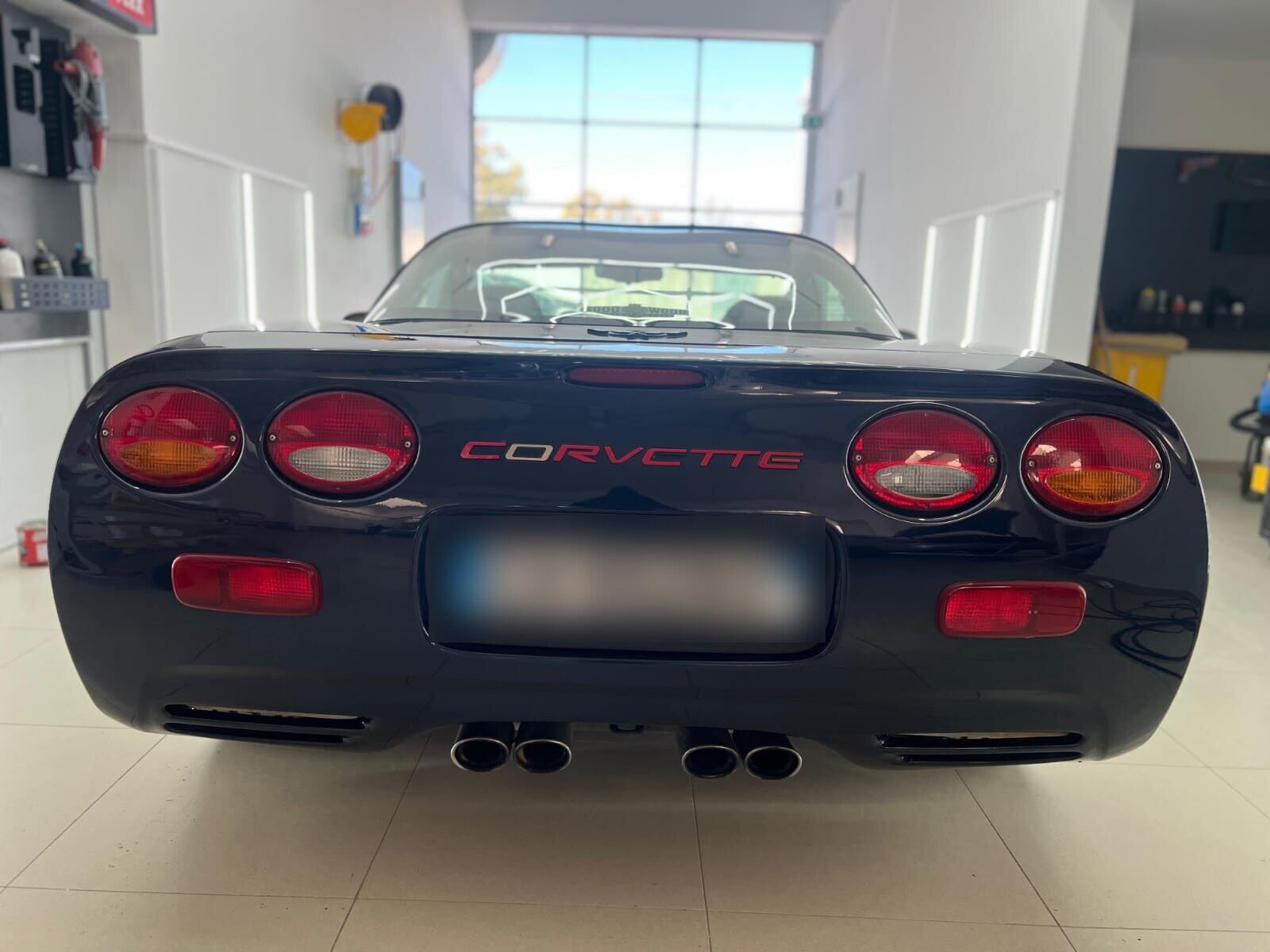 Corvette C5, coda con scritta Corvette e quattro scarichi centrali Corvette C5, coda con scritta Corvette e quattro scarichi centrali