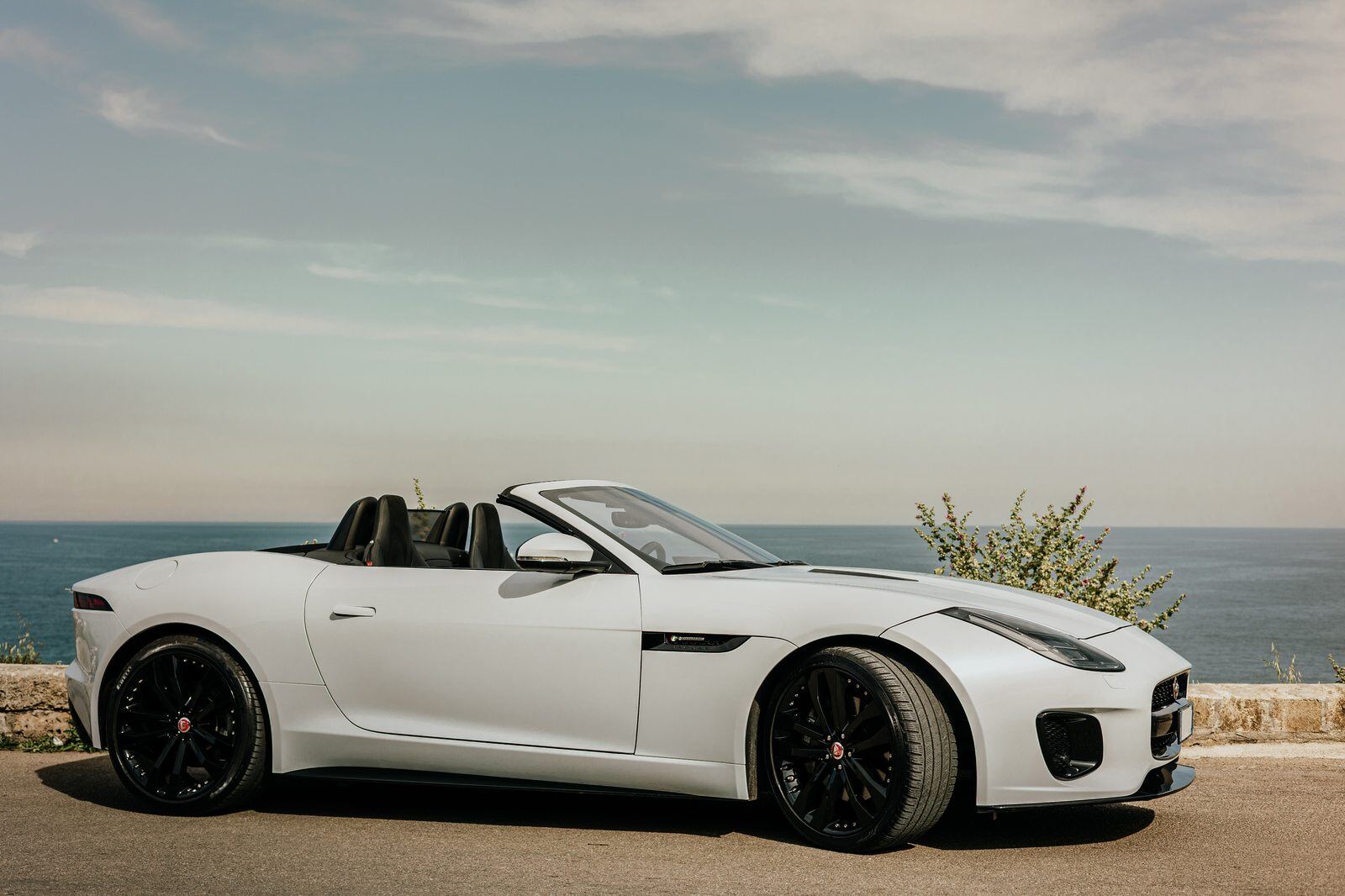 Jaguar F-Type Cabrio, profilo laterale sul lungomare del Salento Jaguar F-Type Cabrio, profilo laterale sul lungomare del Salento
