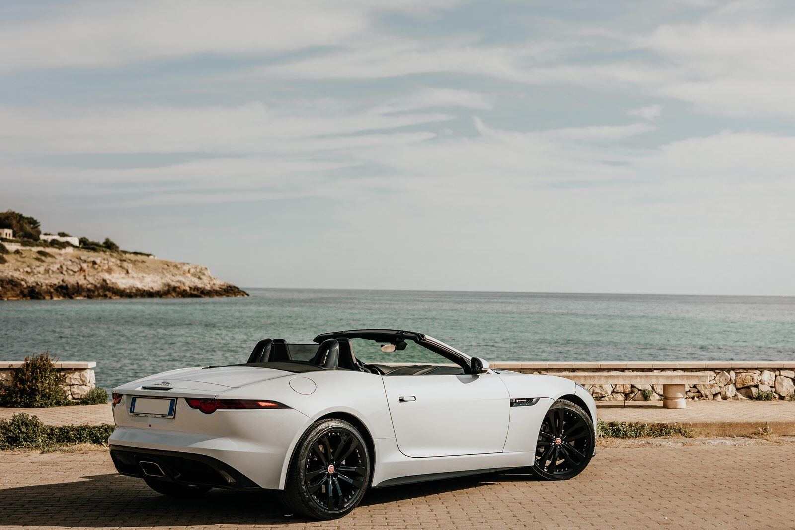 Jaguar F-Type Cabrio, vista 3/4 posteriore davanti al mare del Salento Jaguar F-Type Cabrio, vista 3/4 posteriore davanti al mare del Salento