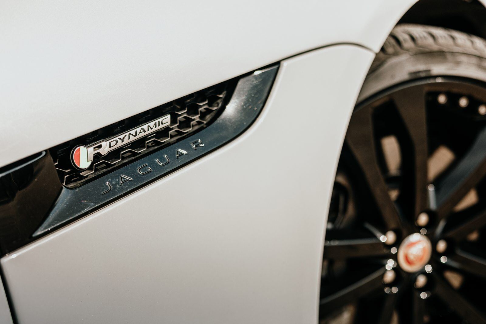 Dettaglio badge R-Dynamic sul parafango della Jaguar F-Type Dettaglio badge R-Dynamic sul parafango della Jaguar F-Type