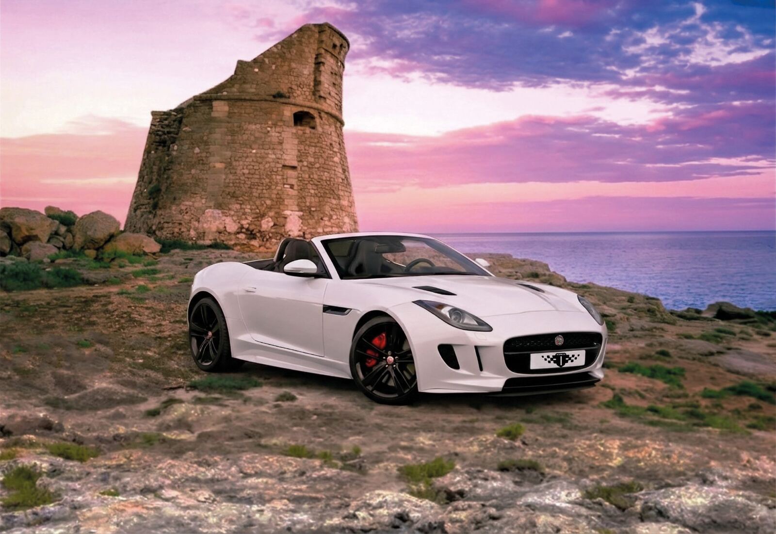 Jaguar F-Type R-Dynamic Convertible bianco perlato a Porto Miggiano, Salento, al tramonto Jaguar F-Type R-Dynamic Convertible bianco perlato a Porto Miggiano, Salento, al tramonto