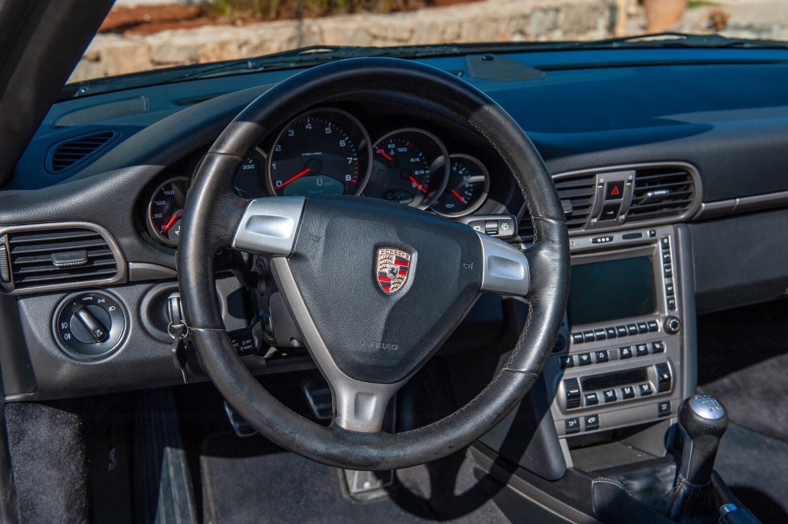 Volante e strumentazione a cinque quadranti della Porsche 997 Volante e strumentazione a cinque quadranti della Porsche 997