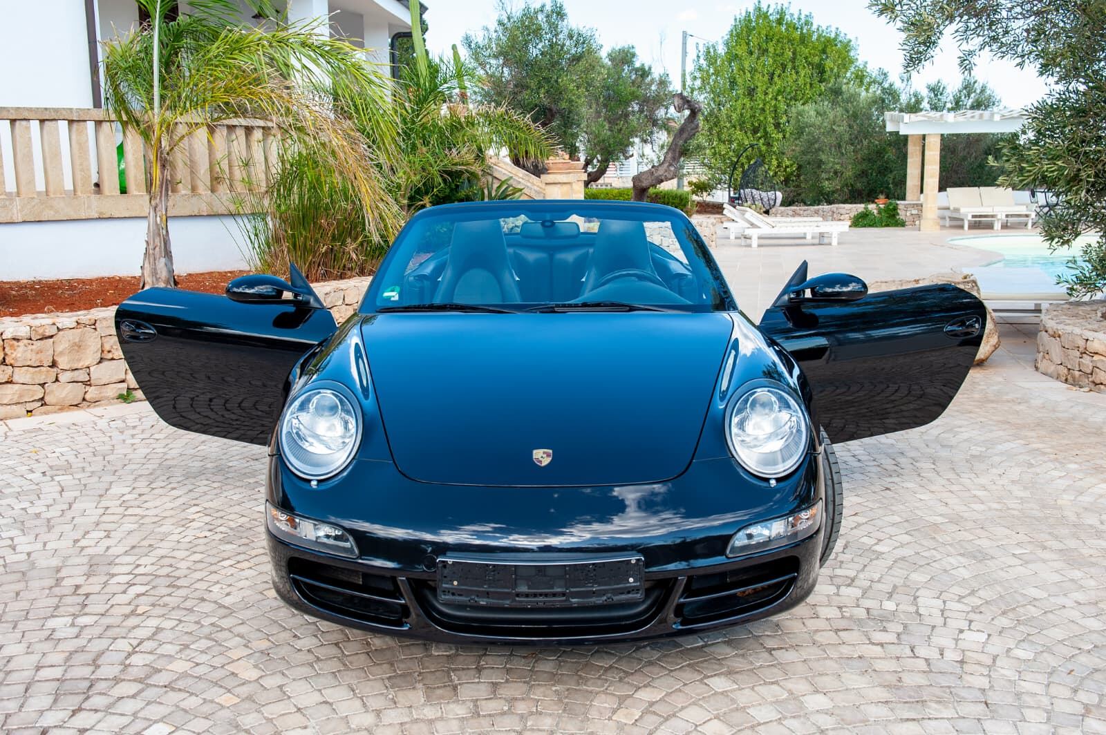 Porsche 911 Carrera 4 Cabriolet vista frontalmente, con entrambe le porte aperte Porsche 911 Carrera 4 Cabriolet vista frontalmente, con entrambe le porte aperte